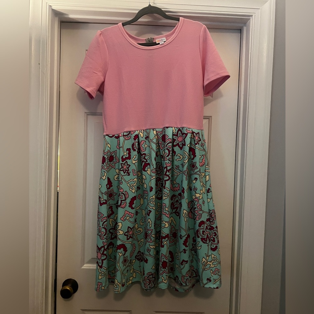 🎁🎁 EUC Lularoe Amelia. Size XL.